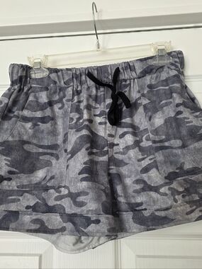 Gray Camo Drawstring Elastic Waist Shorts Front And Back Pockets Size Medium
